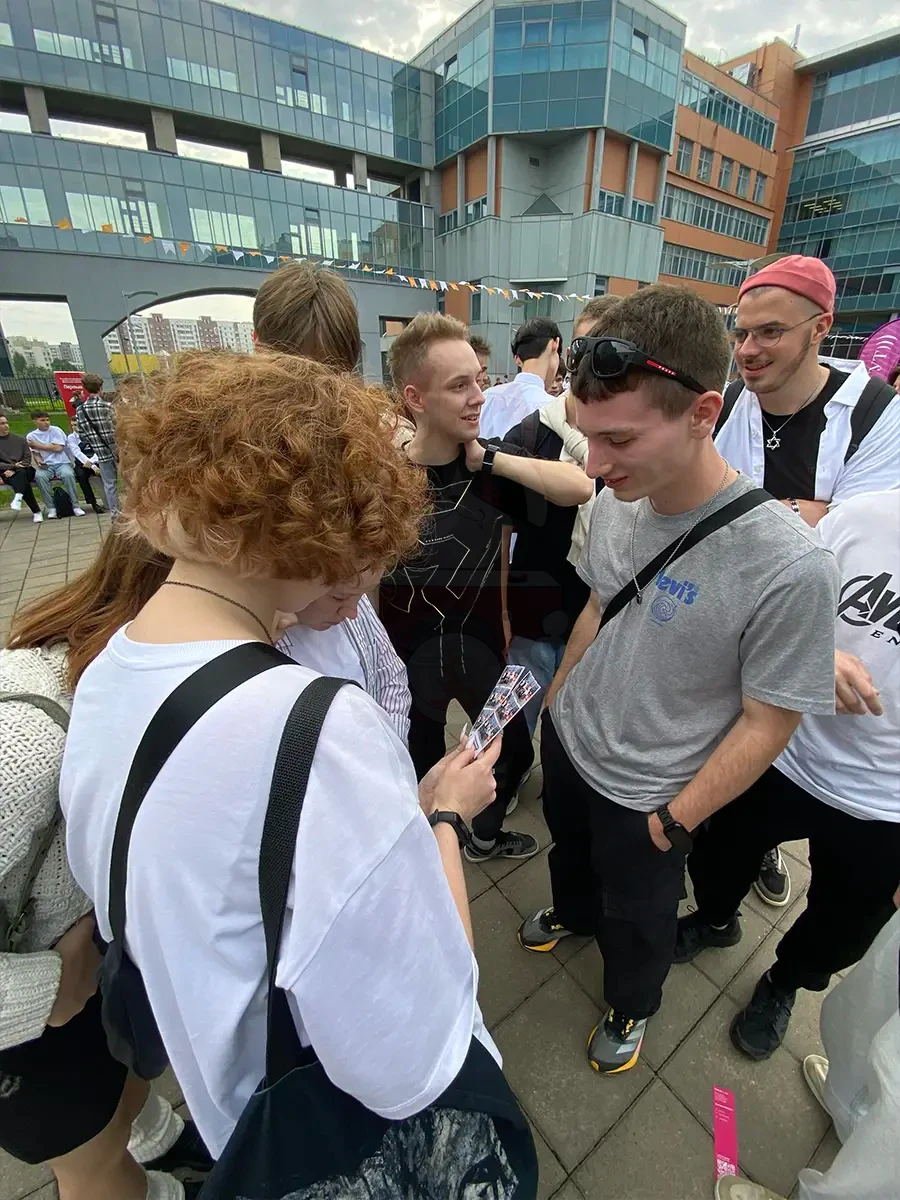 Студенты рассматривают напечатанные фотополоски на фестивале в университете