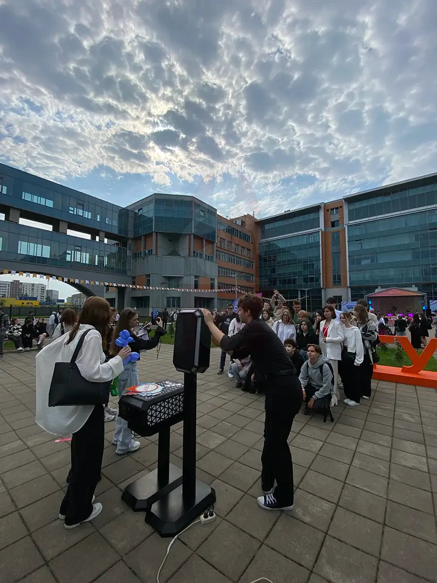 Фотобудка MixUp во дворе кампуса СПбГУТ на Дне знаний