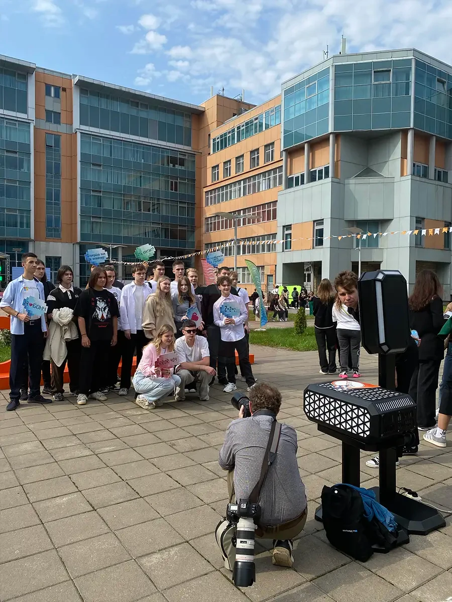 Съёмка группы студентов на фотобудке MixUp, вид на кампус и сцену