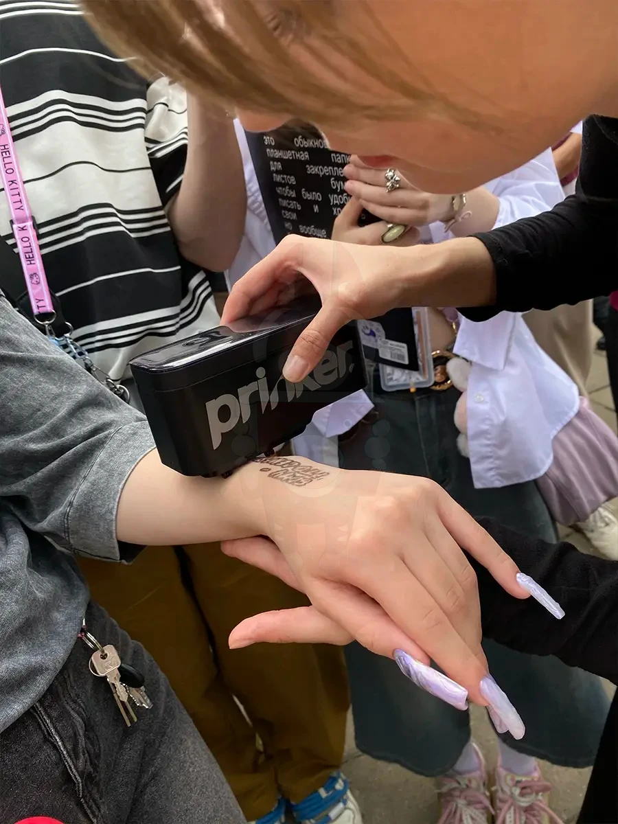 Тату-принтер Prinker наносит временную татуировку на руку студентки