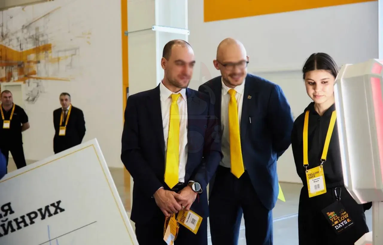 Руководители Юнгхайнрих у фотобудки с нейросетью на выставке Yellow Days Moscow 2025