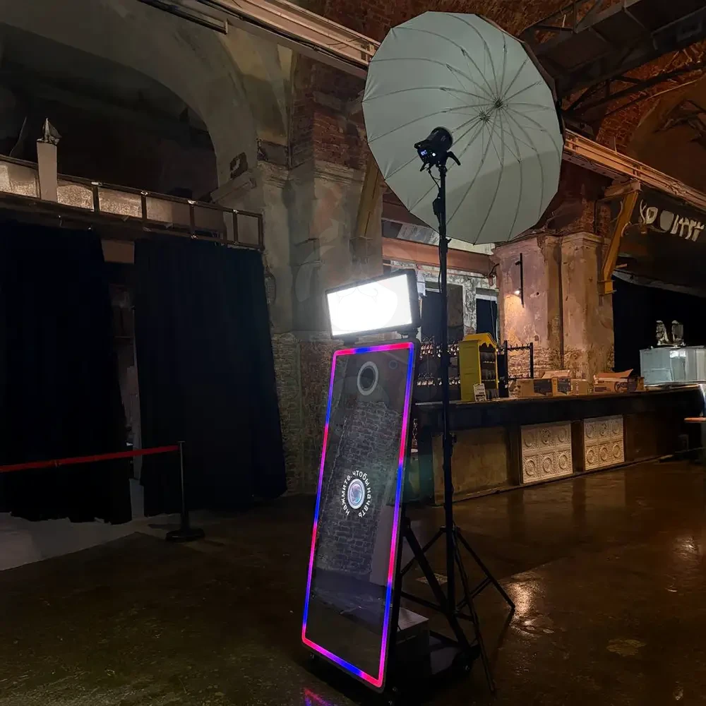 Брендированное селфизеркало с логотипом компании на выставке