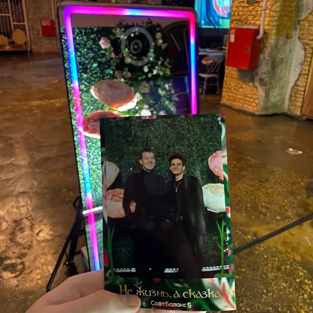 Селфизеркало на свадьбе, гости фотографируются в полный рост