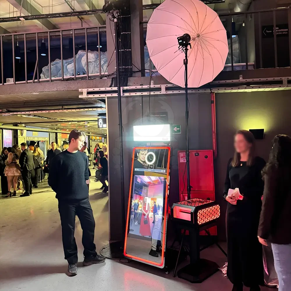 Селфизеркало с яркой LED-подсветкой на вечеринке