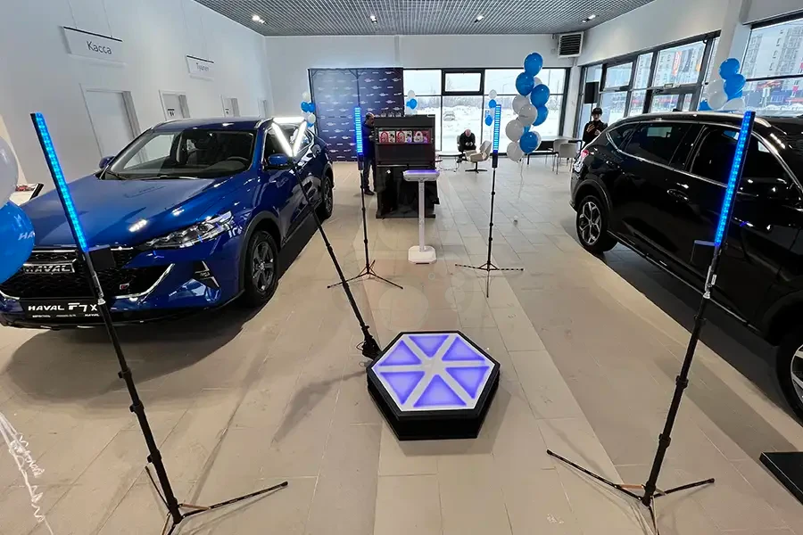 Гости снимают замедленное видео на видеоспиннере