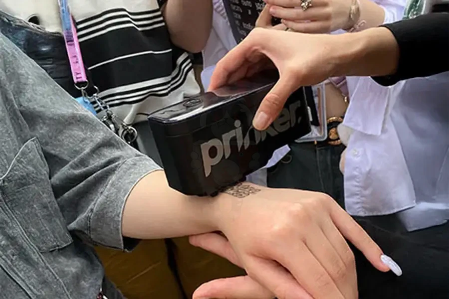 Мгновенное нанесение временной татуировки тату-принтером Prinker на мероприятии