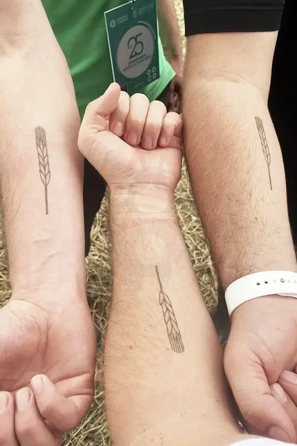 Брендированная временная тату с логотипом компании на плече