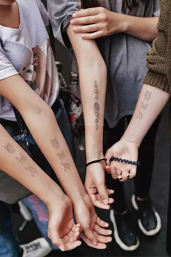 Черно-белая временная татуировка на запястье гостя мероприятия