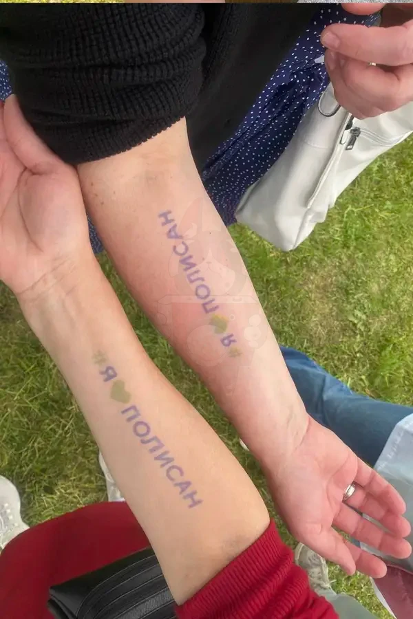 Цветная временная тату с фирменным дизайном на руке